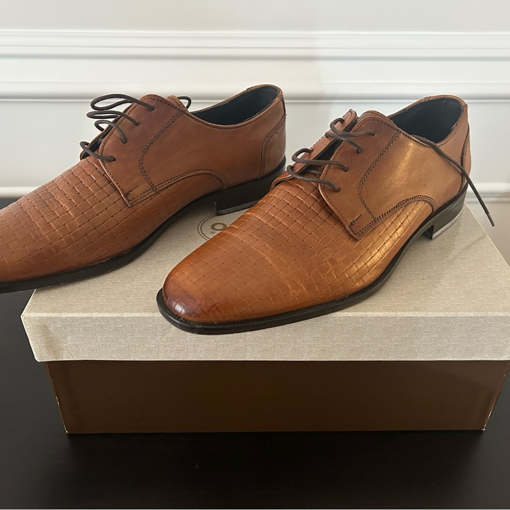 Elegant Brown Leather Derby Shoes with Textured Finish